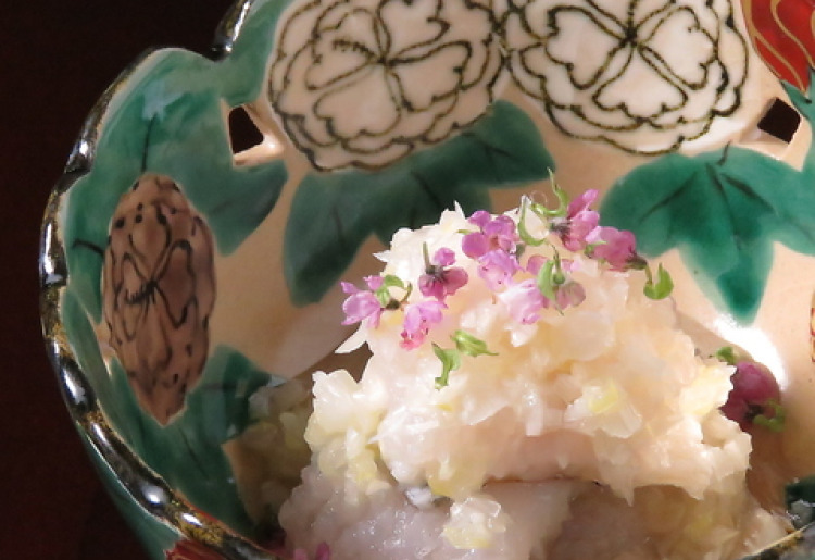 花穂紫蘇で彩るハモ焼き霜降り
